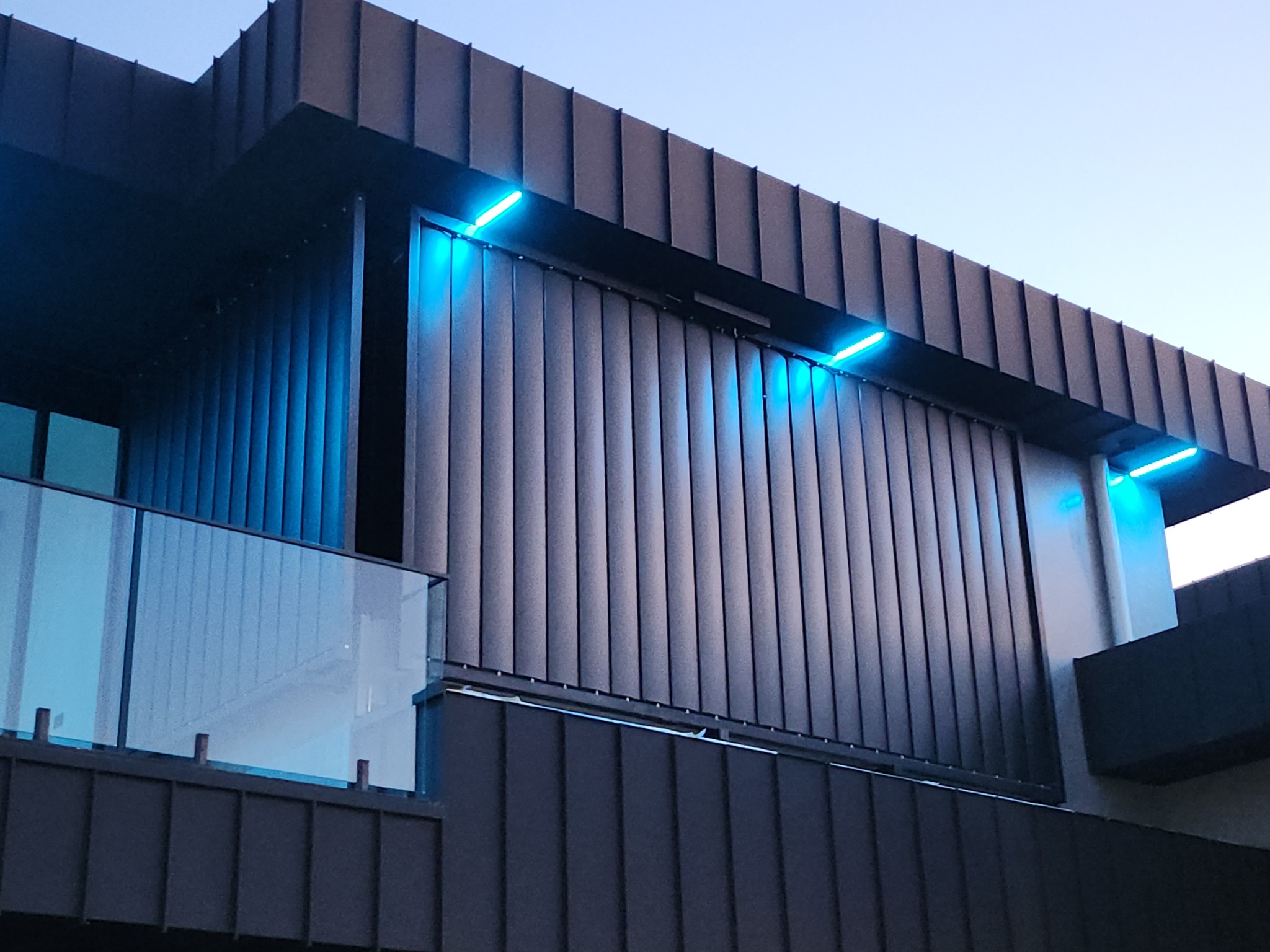 Aluminium louvre pergola with white louvres over an outdoor dining area