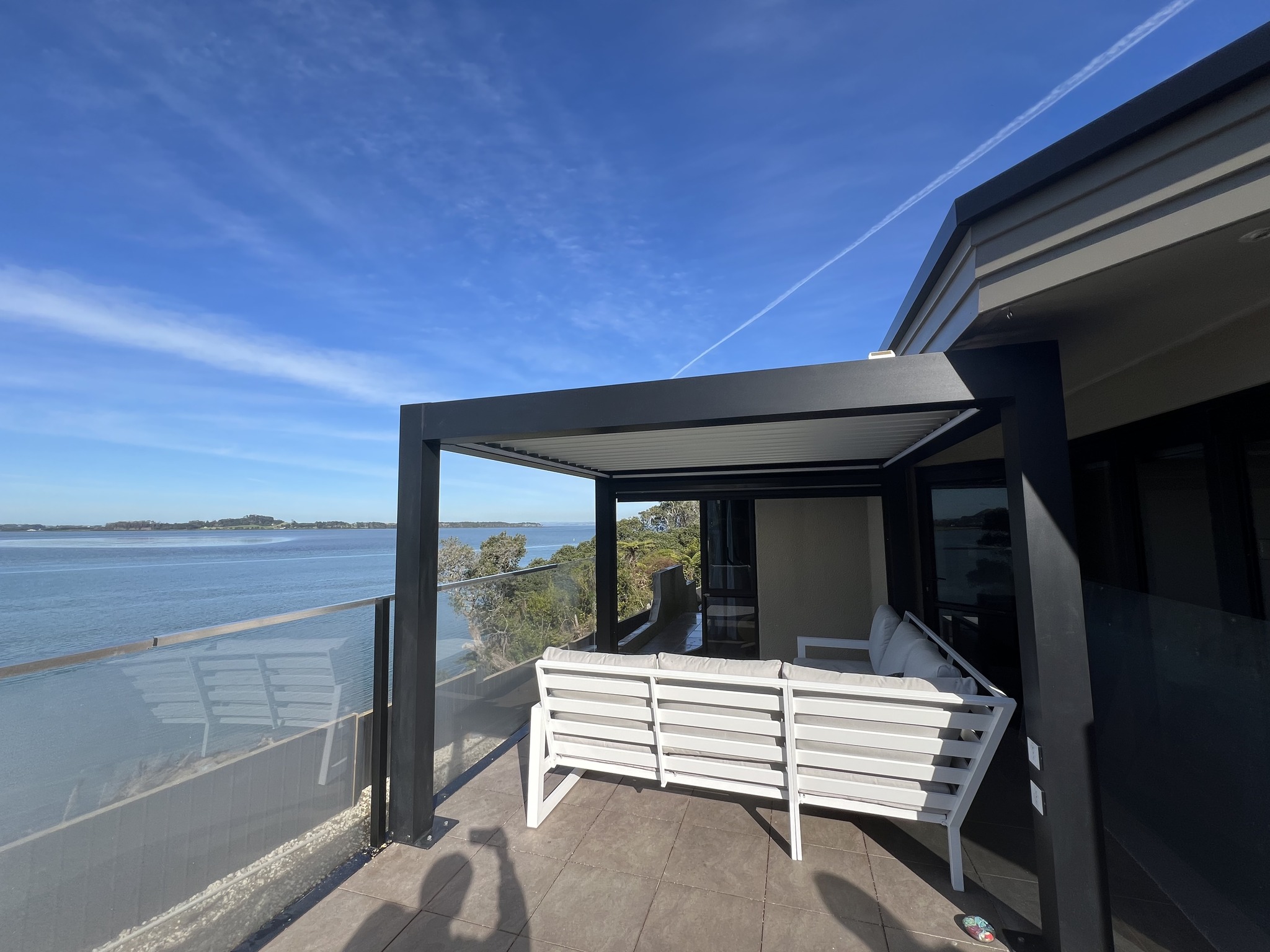 Just Right Between Light and Wind: The Perfect Pergola Design for Outdoor Comfort and Flexibility