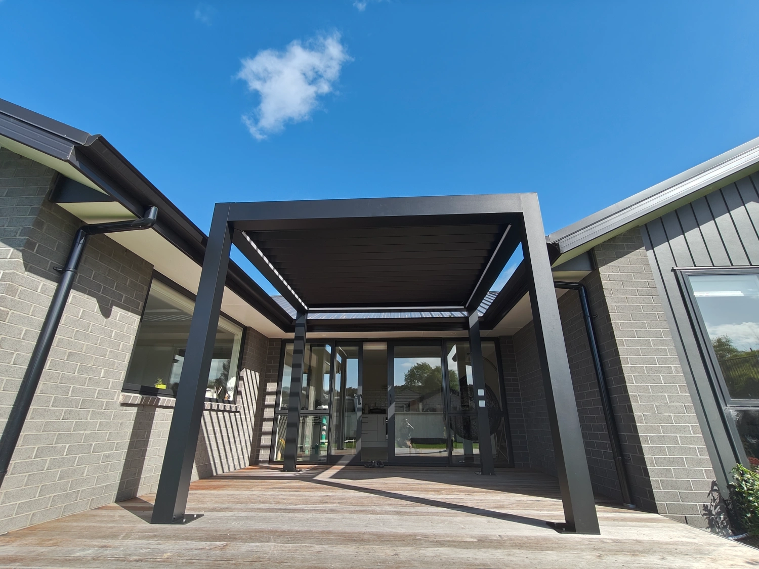 Aluminium louvre pergola Hamilton