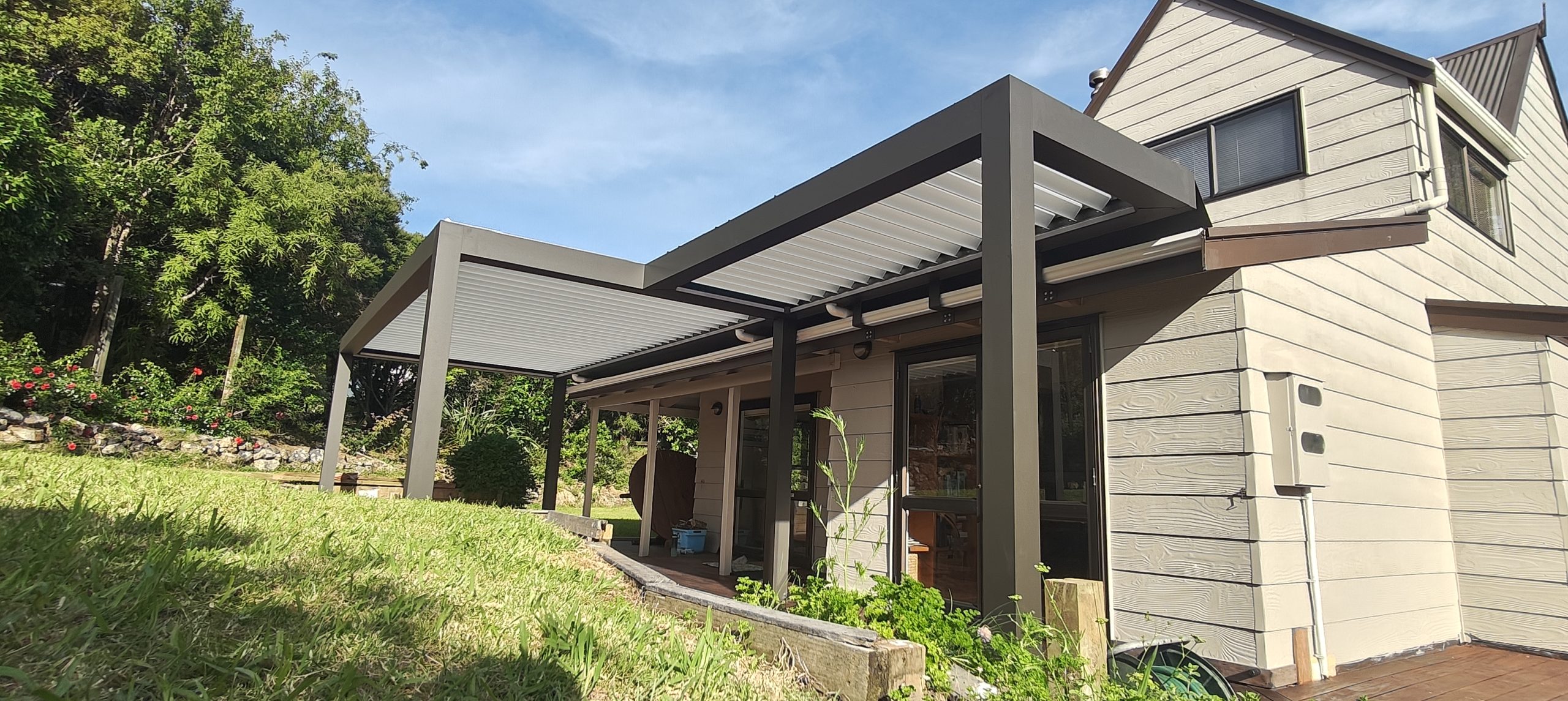 Mana Series aluminium louvre pergola over a modern outdoor living space