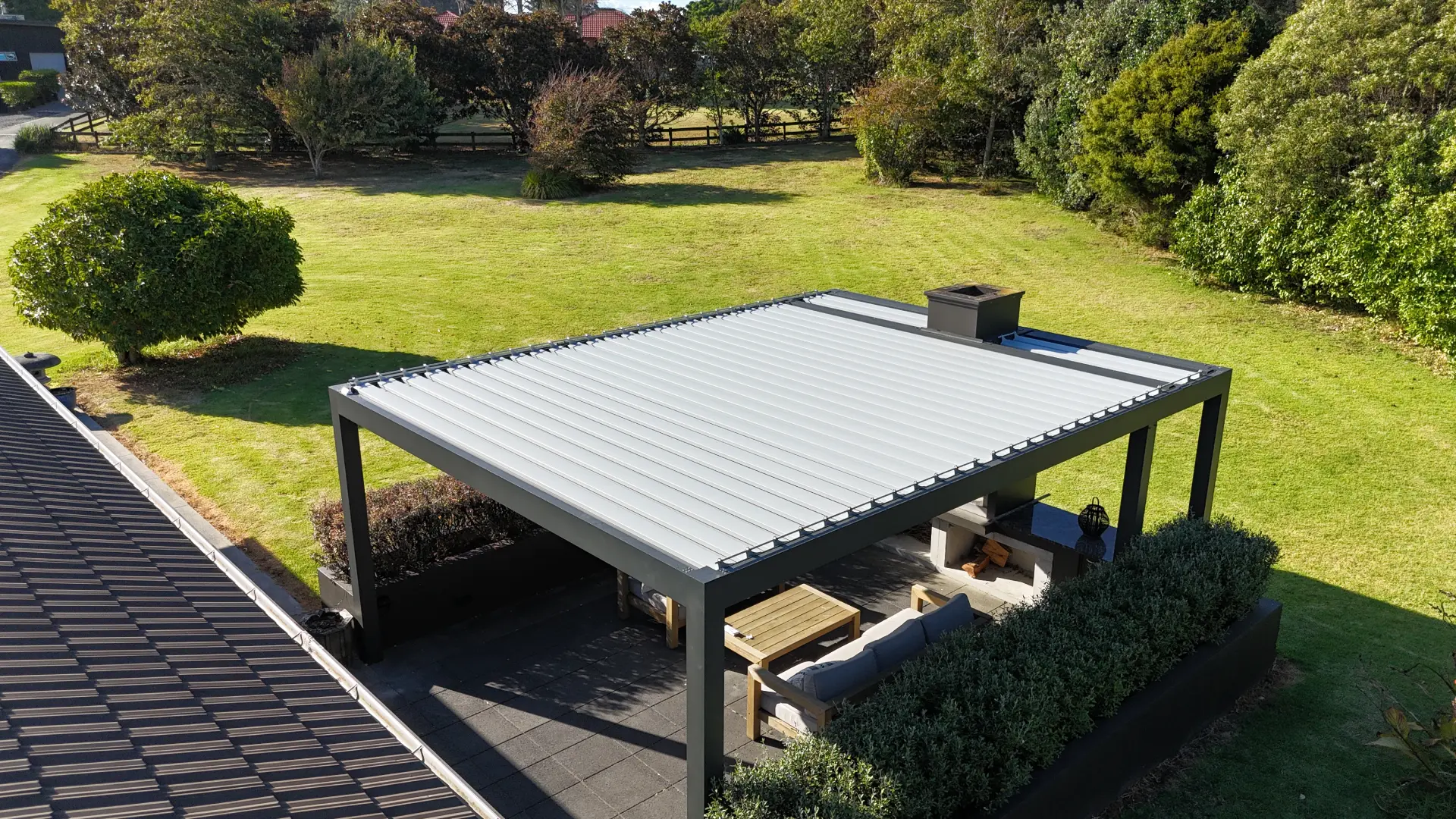 Mana Series aluminium louvre pergola