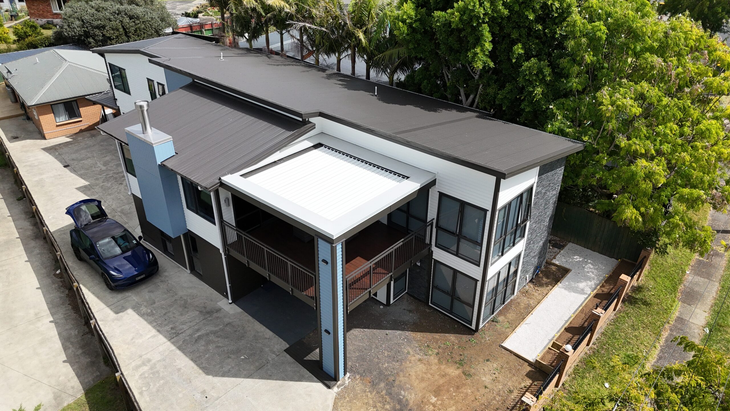 Balcony Transformation: A Sleek, Post-Free Pergola with Integrated Drainage