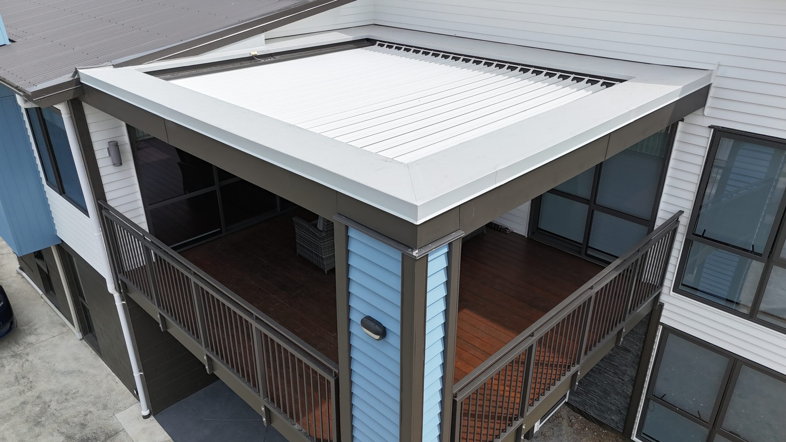 Balcony Transformation: A Sleek, Post-Free Pergola with Integrated Drainage